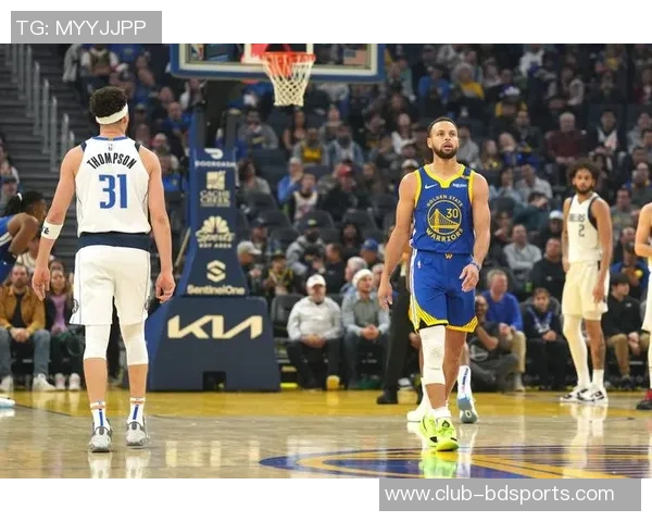 库里父子现场观战独行侠比赛克莱却在场外引发热议