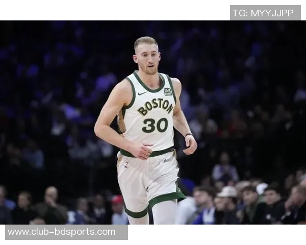 豪泽坚持三分出手21次直言追求纪录不愿投两分球 豪泽坚持三分出手21次直言追求纪录不愿投两分球