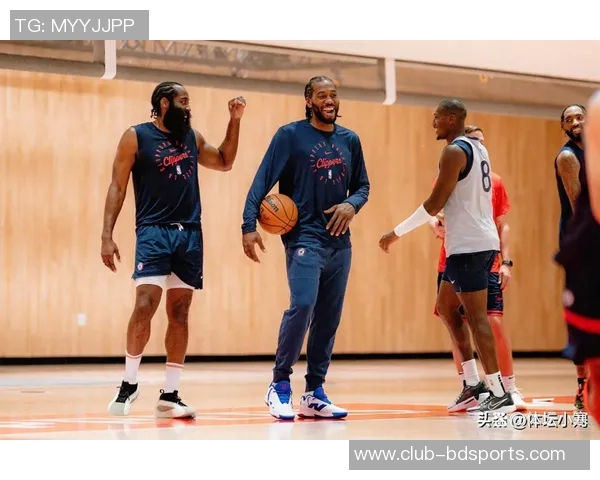 快船训练氛围轻松愉快全员笑容满面小卡频频亮相